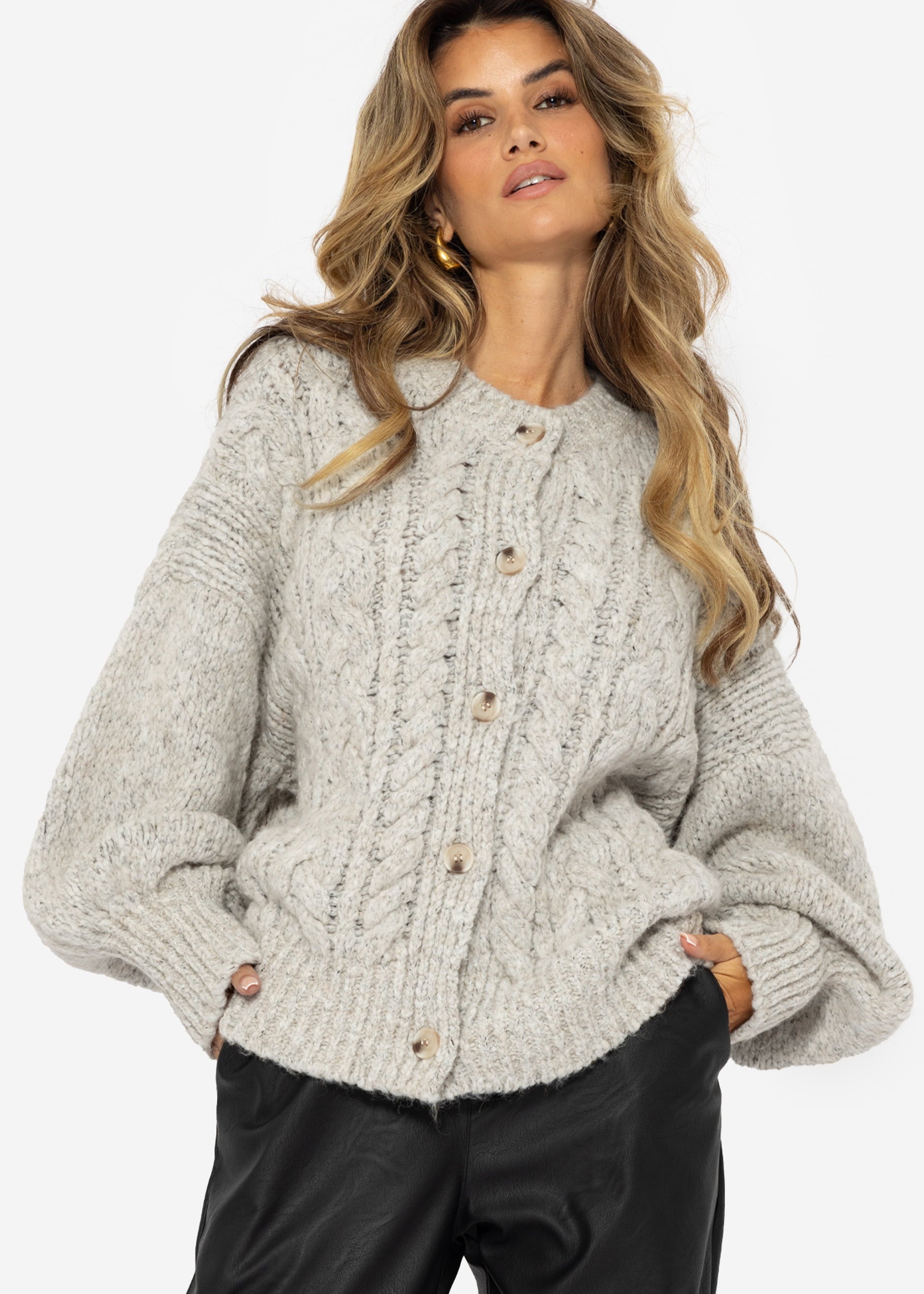 Super flauschige Strickjacke mit Zopfmuster - hellgrau – Bekleidung > Cardigans | FormaLuxe