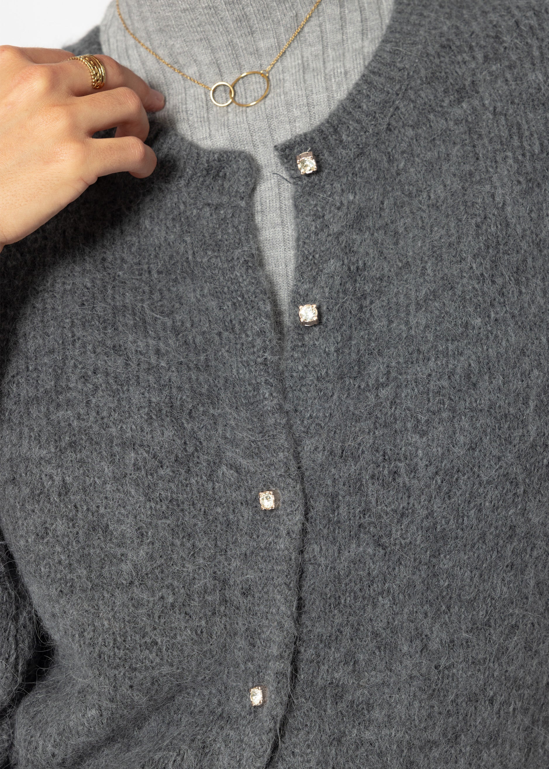 Weicher Strickcardigan mit Zierknöpfen - grau – Bekleidung > Cardigans | FormaLuxe