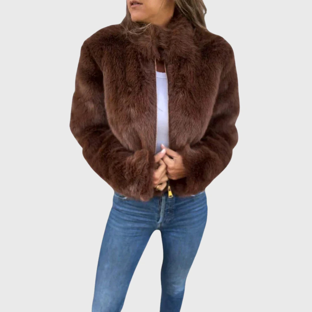 Teddyjacke Damen Alva mit Reißverschluss – Braun, Vorderansicht an einem Model | FormaLuxe