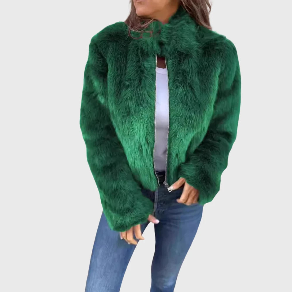 Teddyjacke Damen Alva mit Reißverschluss – Grün, Vorderansicht an einem Model | FormaLuxe
