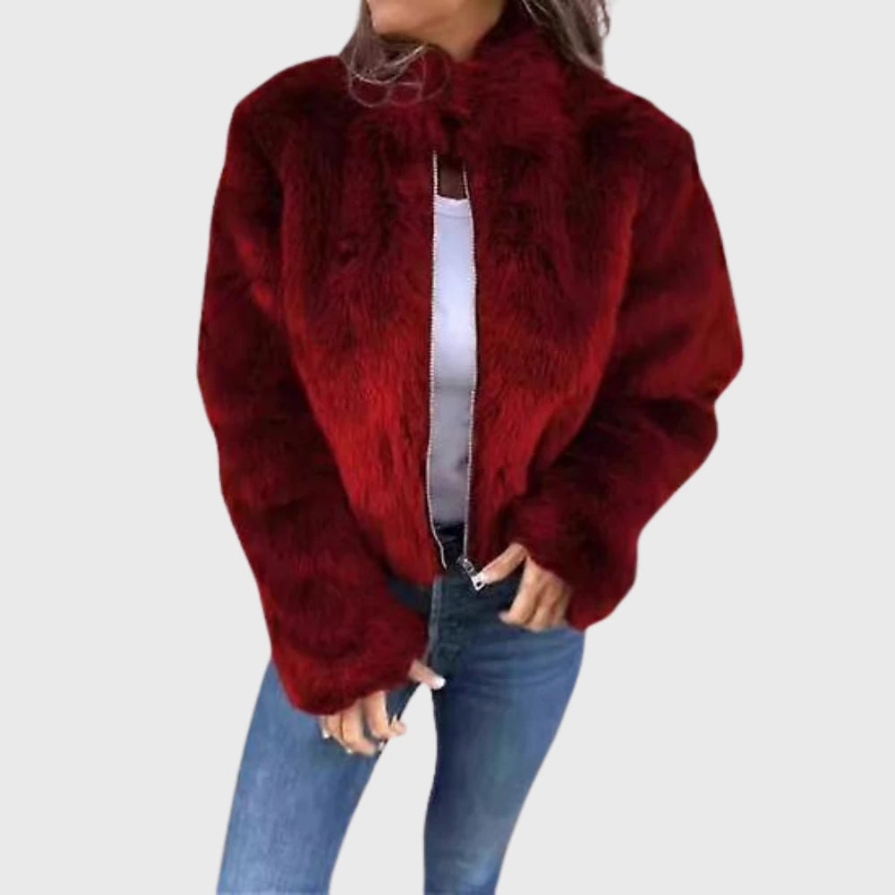 Teddyjacke Damen Alva mit Reißverschluss – Rot, Vorderansicht an einem Model | FormaLuxe