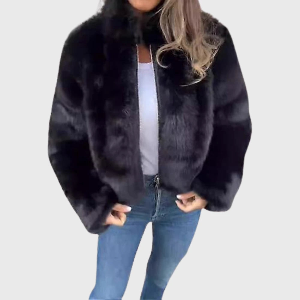 Teddyjacke Damen Alva mit Reißverschluss – Schwarz, Vorderansicht an einem Model | FormaLuxe