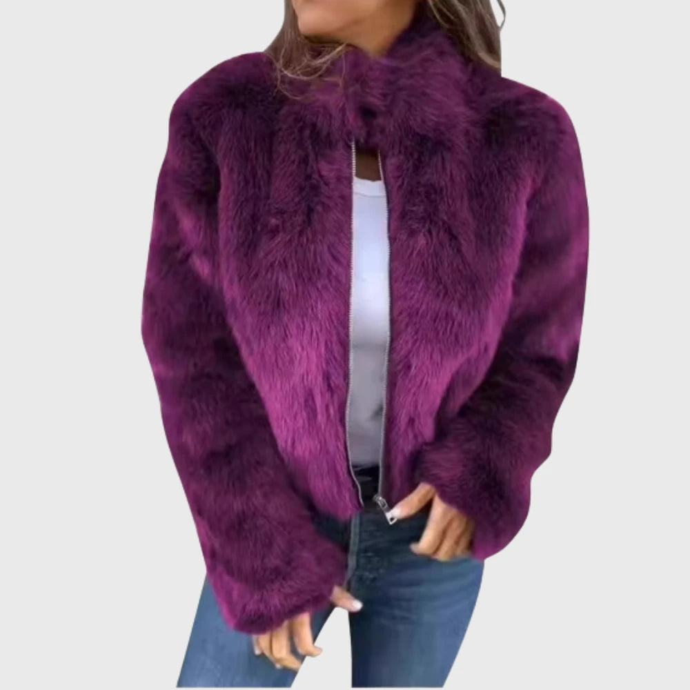 Teddyjacke Damen Alva mit Reißverschluss – Violett, Vorderansicht an einem Model | FormaLuxe