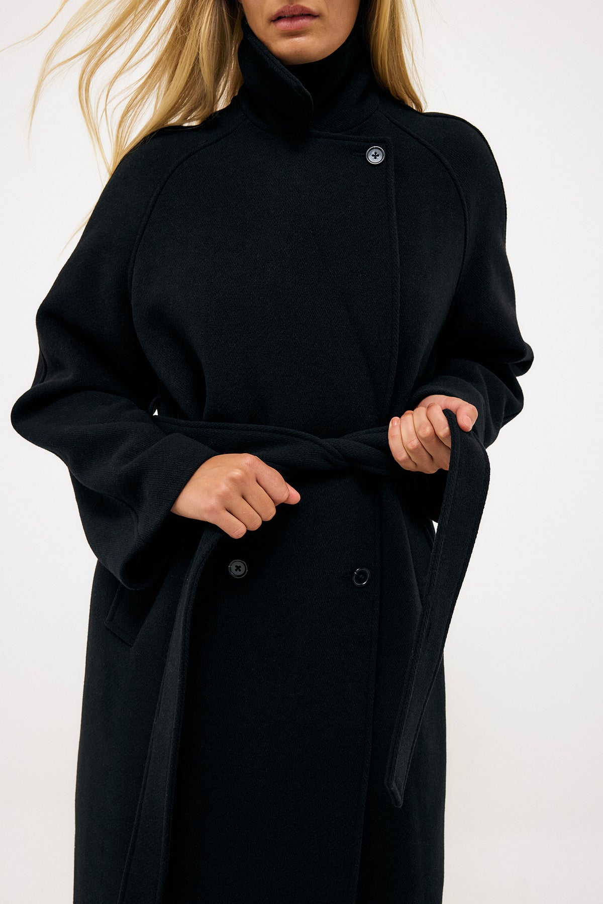 Wollmantel Damen mit Gürtel Ingrid in Schwarz – FormaLuxe