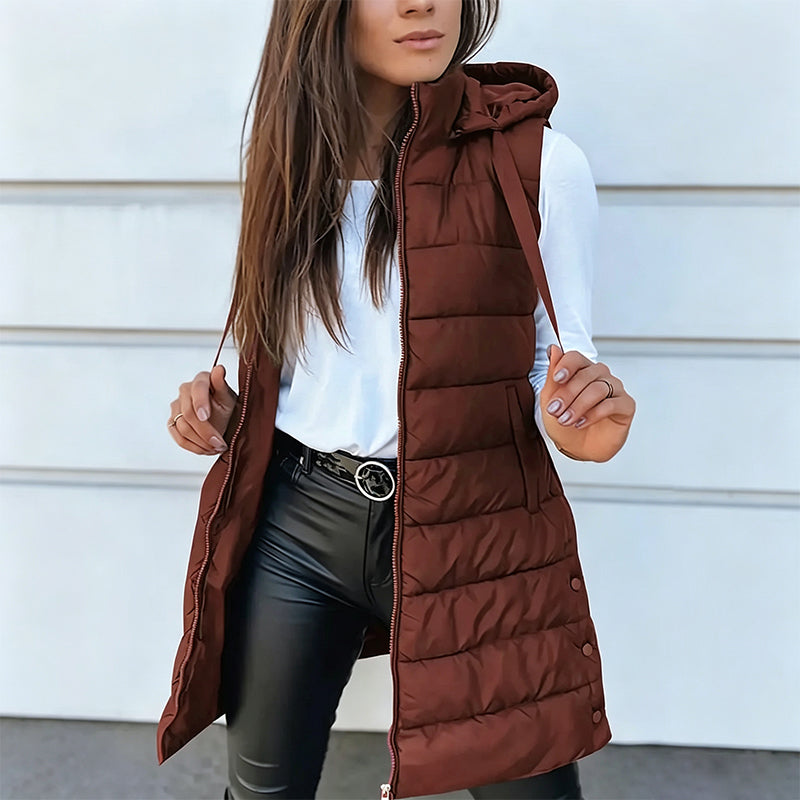 Lange Steppweste Damen mit Kapuze Mathilda in Bordeaux – FormaLuxe
