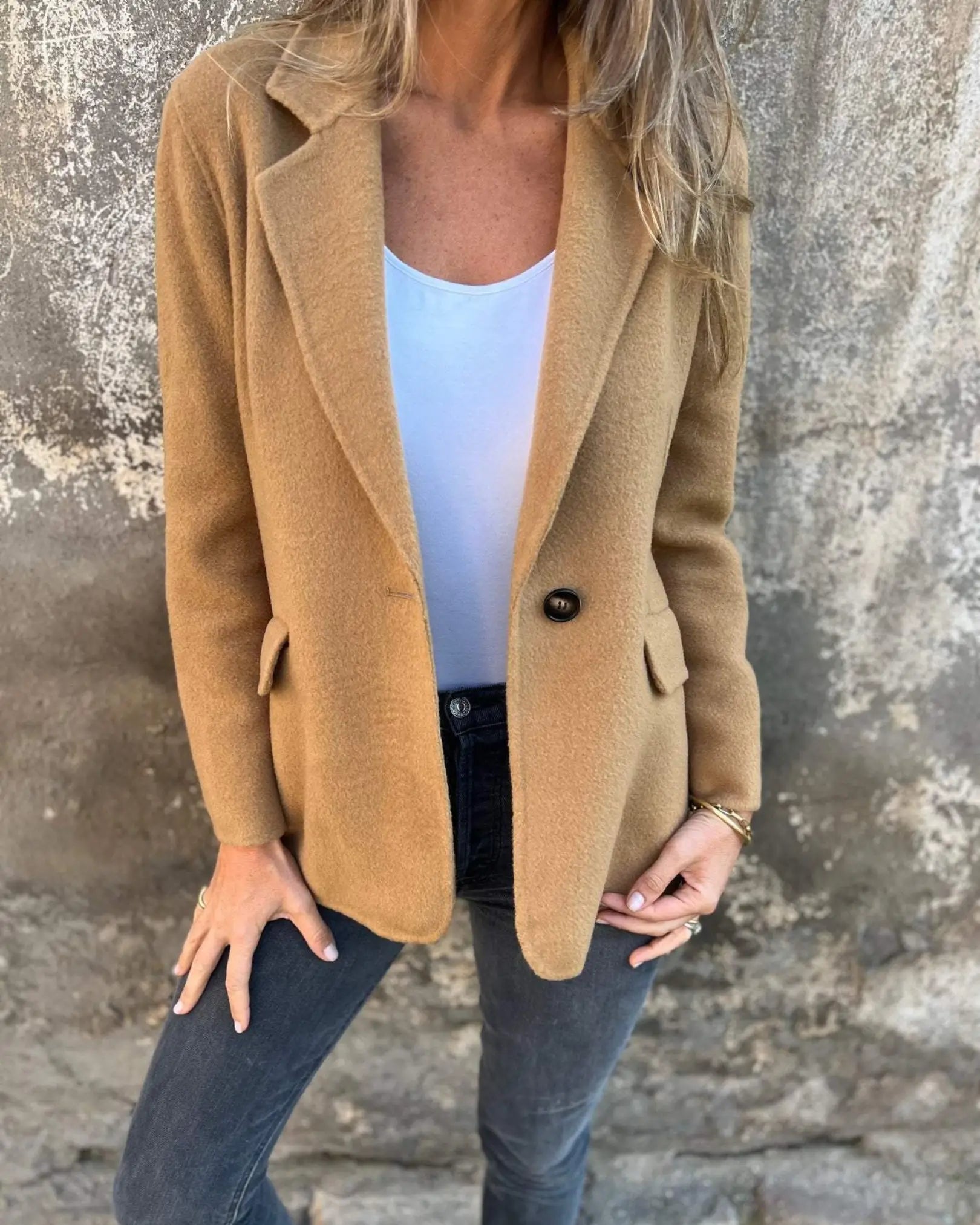 The Flattering Wool Blazer Beige | FormaLuxe