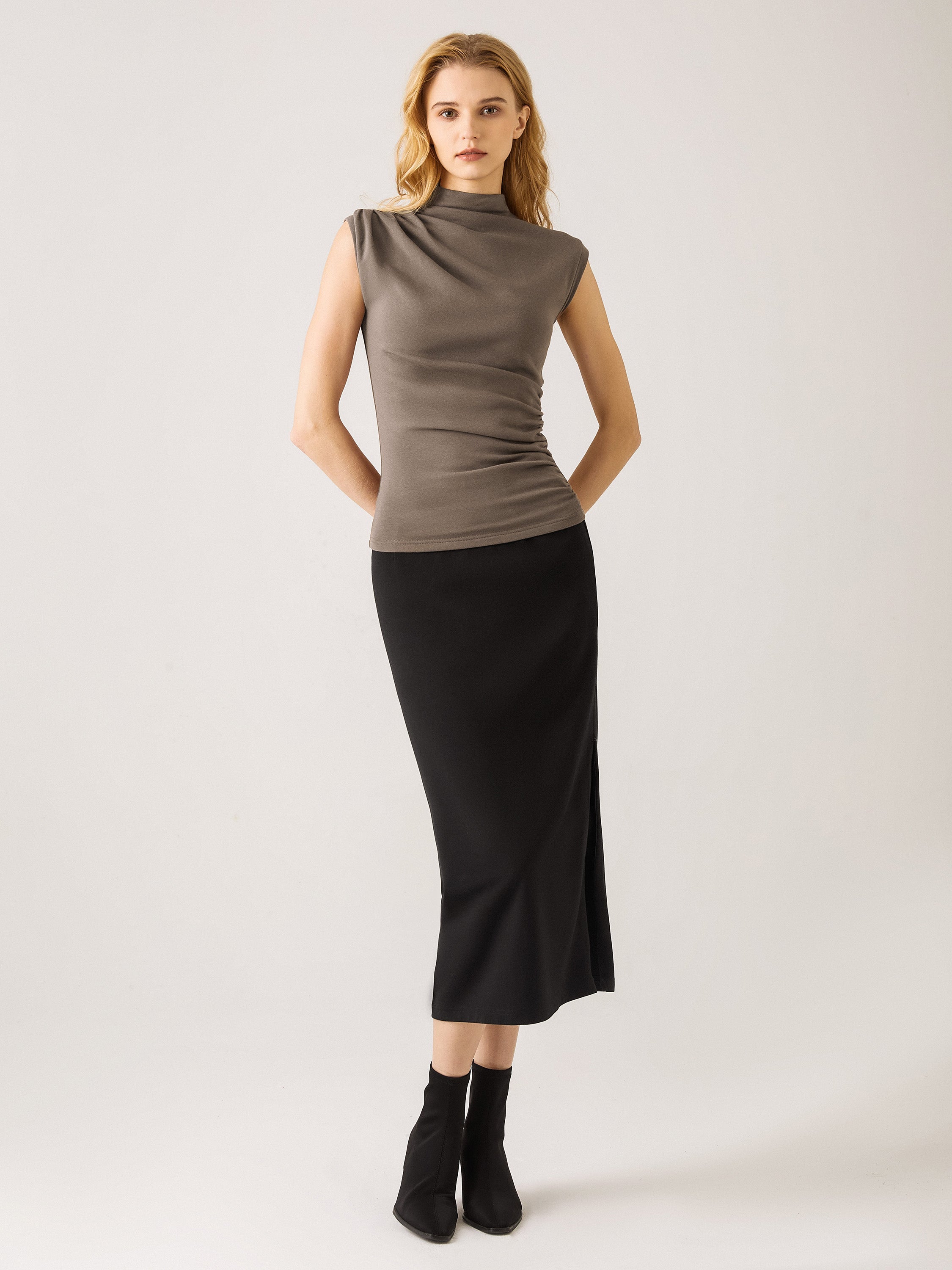 Haut à col montant Eco-Mousse®2.0 à fronces asymétriques Mocha – Femmes > Hauts > Débardeurs | FormaLuxe