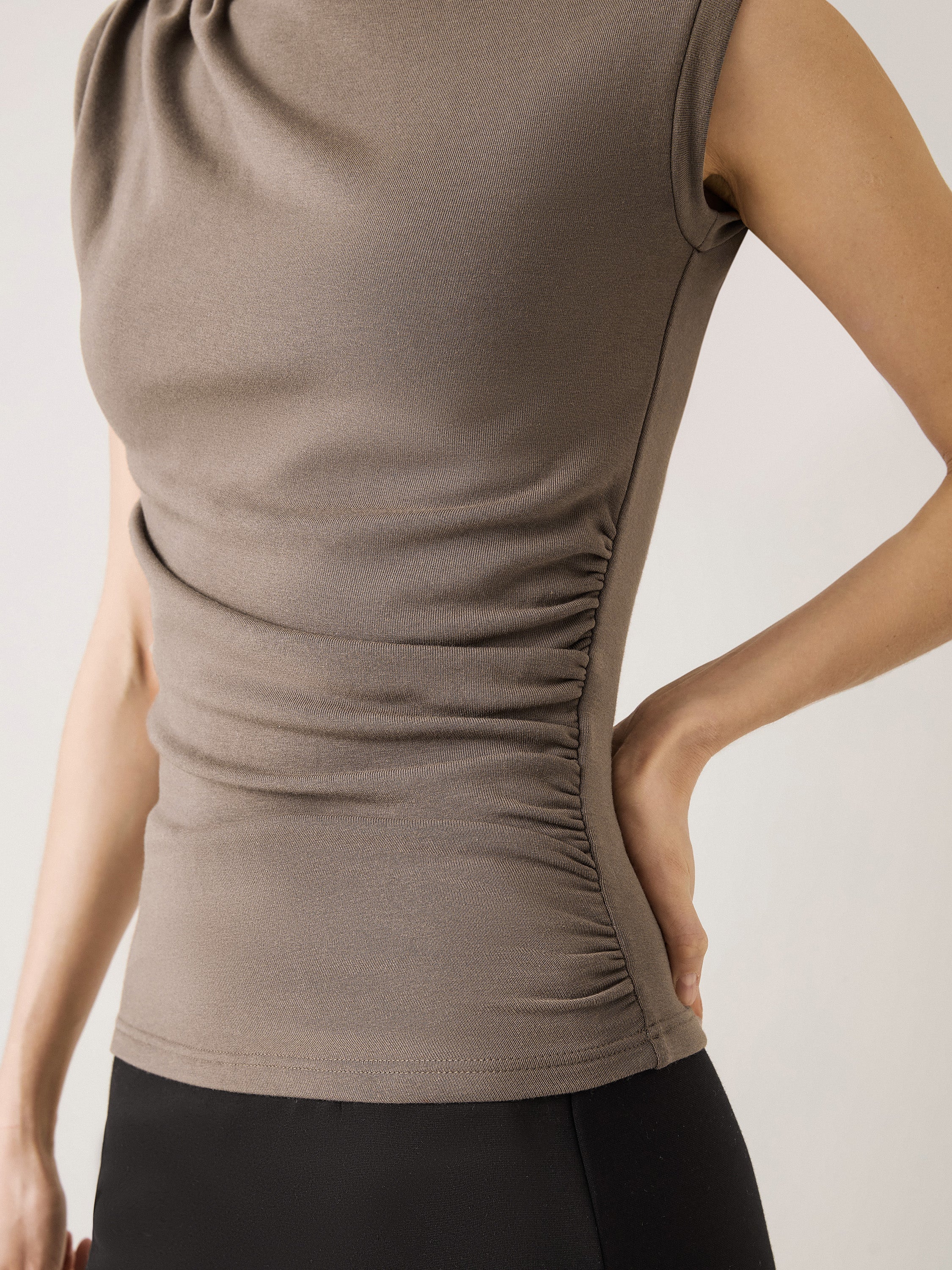 Haut à col montant Eco-Mousse®2.0 à fronces asymétriques Mocha – Femmes > Hauts > Débardeurs | FormaLuxe