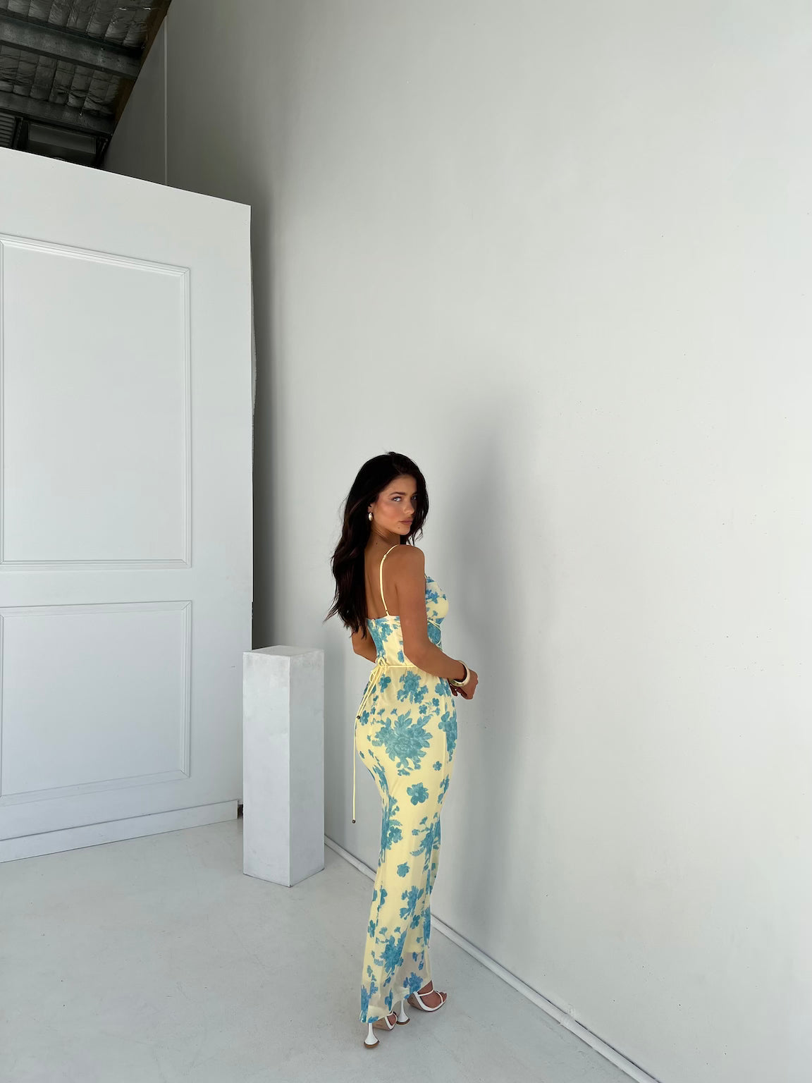 Indie | Ärmelloses Maxikleid mit Blumenmuster Yellow/Blue | FormaLuxe