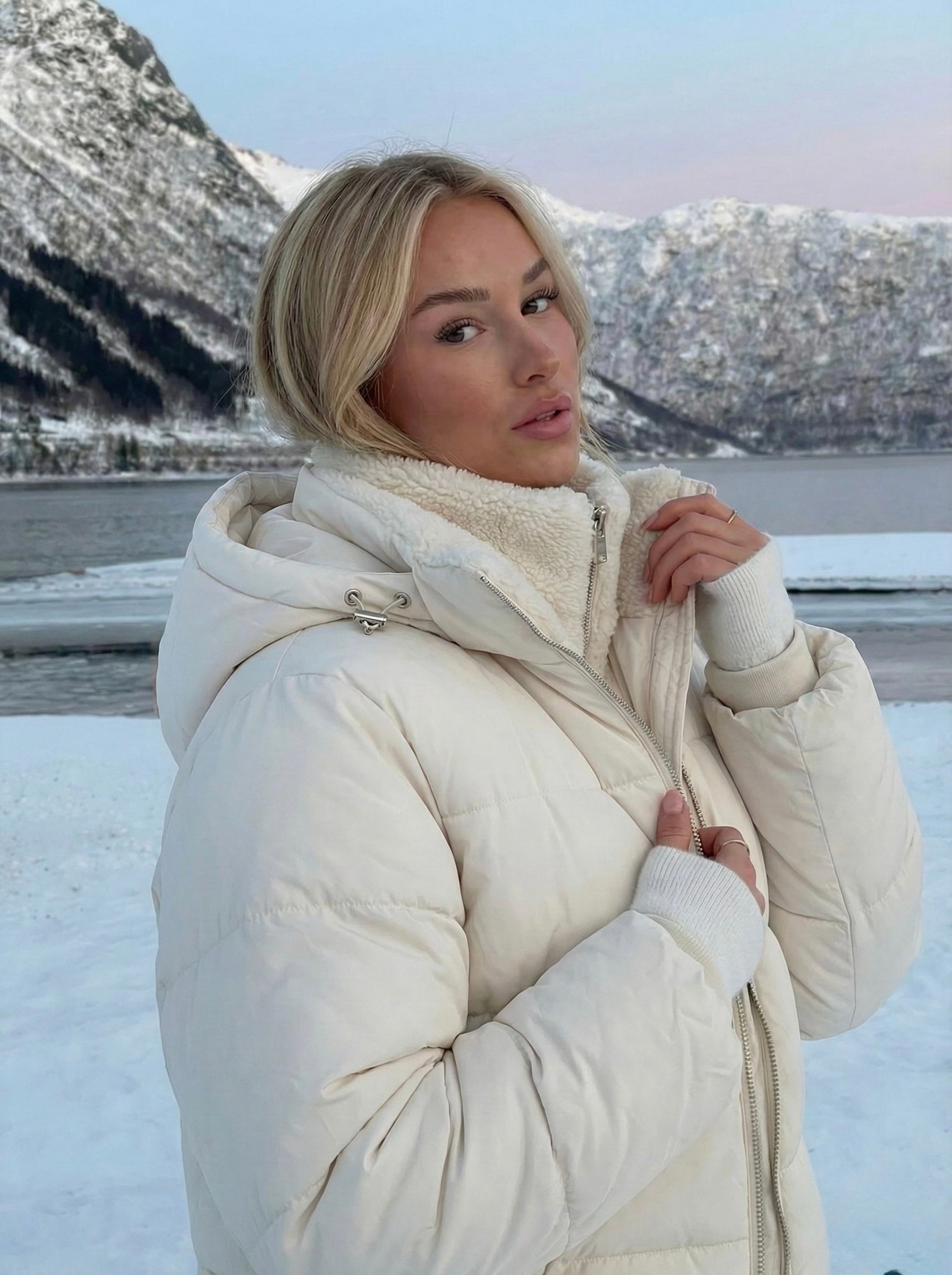 Joane | Doudoune courte à capuche avec doublure en peluche Blanc | FormaLuxe