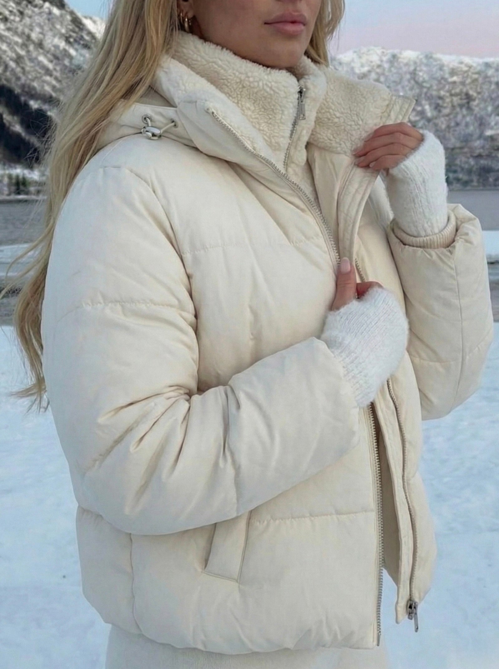 Joane | Doudoune courte à capuche avec doublure en peluche Blanc | FormaLuxe