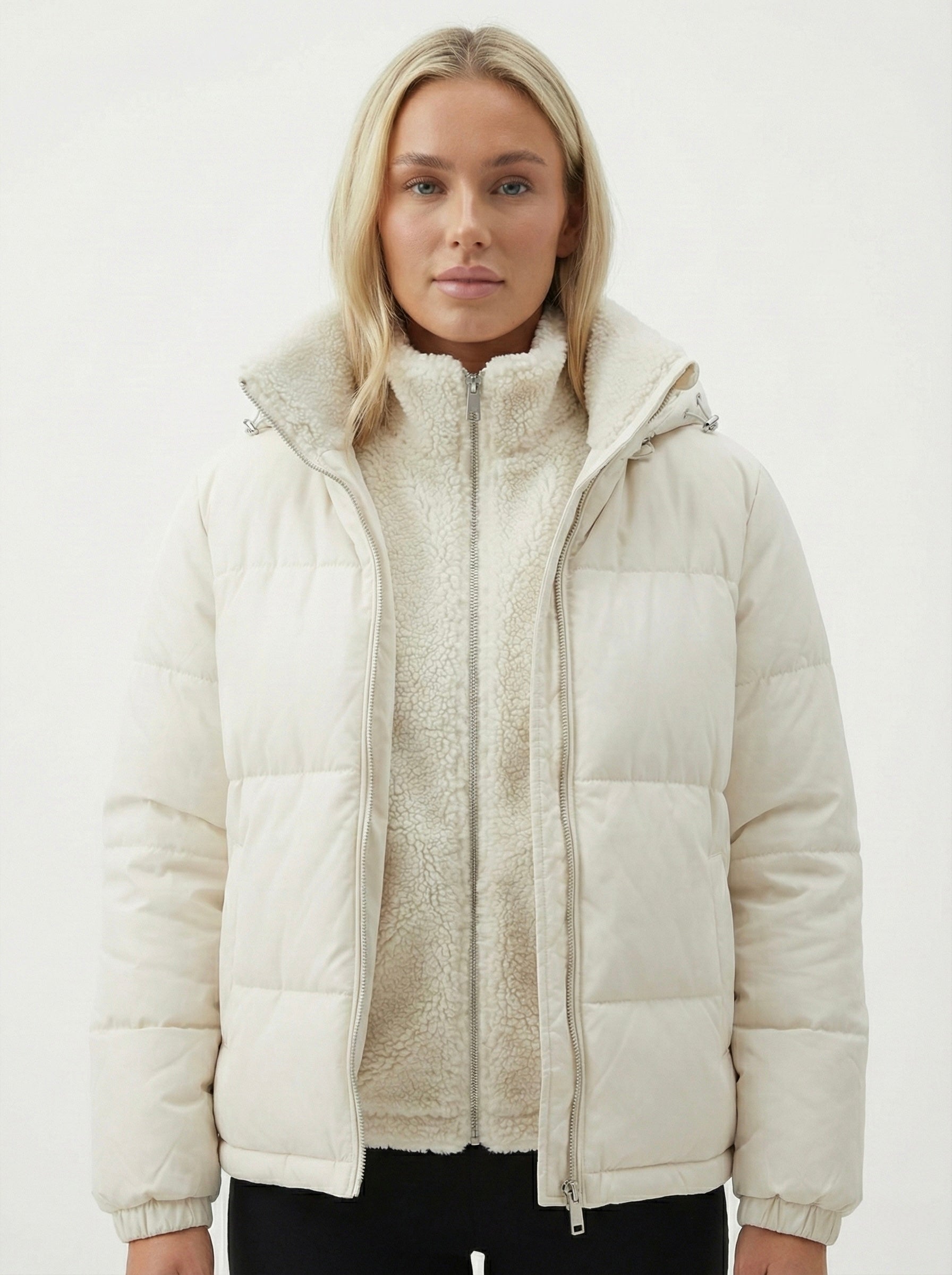 Joane | Doudoune courte à capuche avec doublure en peluche Blanc | FormaLuxe