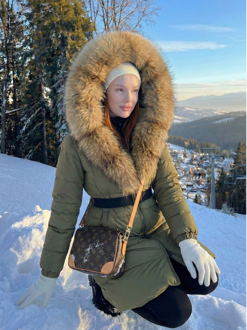 Jane | Doudoune longue ceinturée à capuche en fausse fourrure Blanc | FormaLuxe