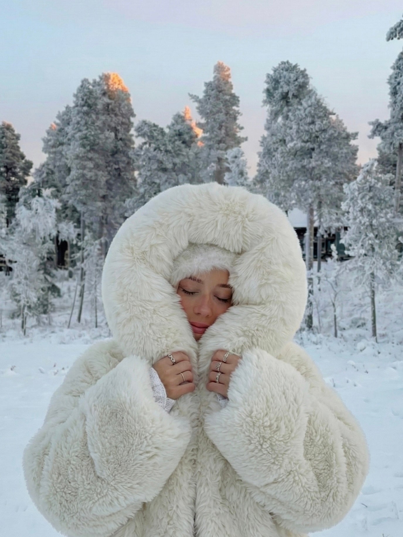Athena | Manteau tendance à capuche en fausse fourrure Blanc | FormaLuxe