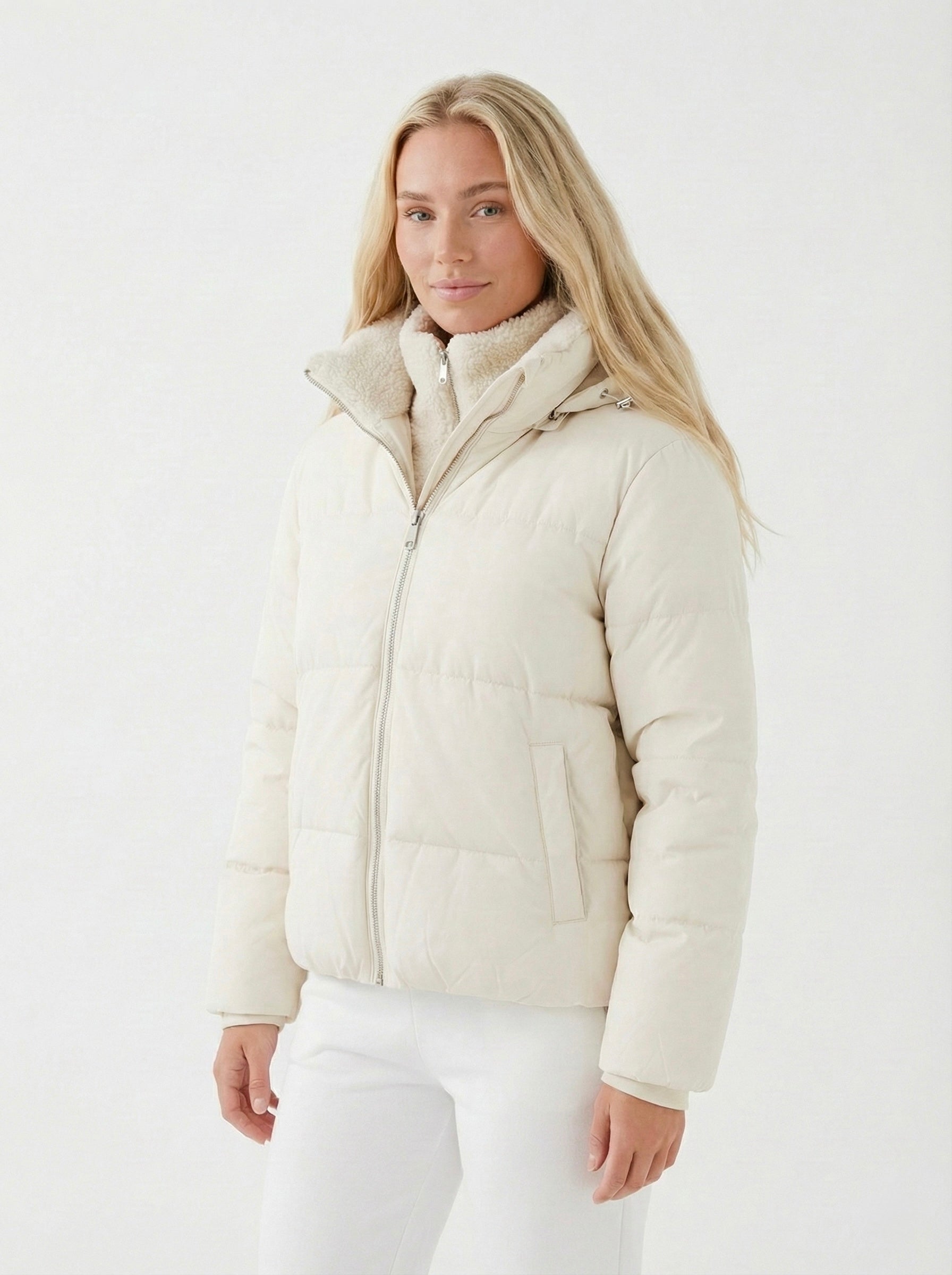 Joane | Doudoune courte à capuche avec doublure en peluche Blanc | FormaLuxe
