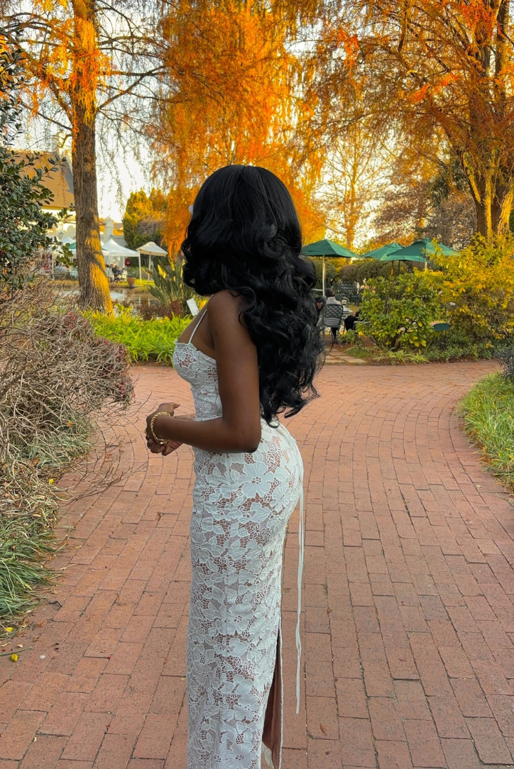 Evangeline | Spitzen-Maxikleid Blumig Weiß | FormaLuxe