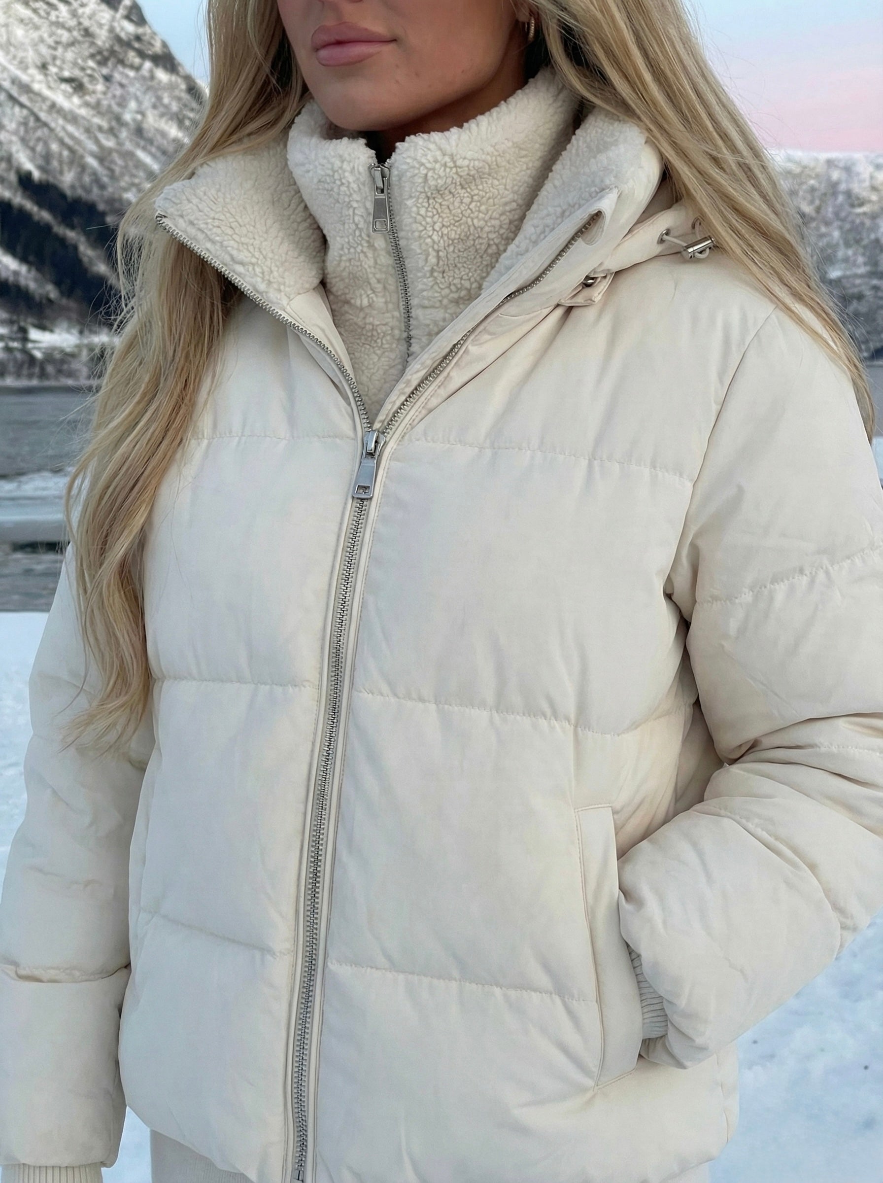 Joane | Doudoune courte à capuche avec doublure en peluche Blanc | FormaLuxe