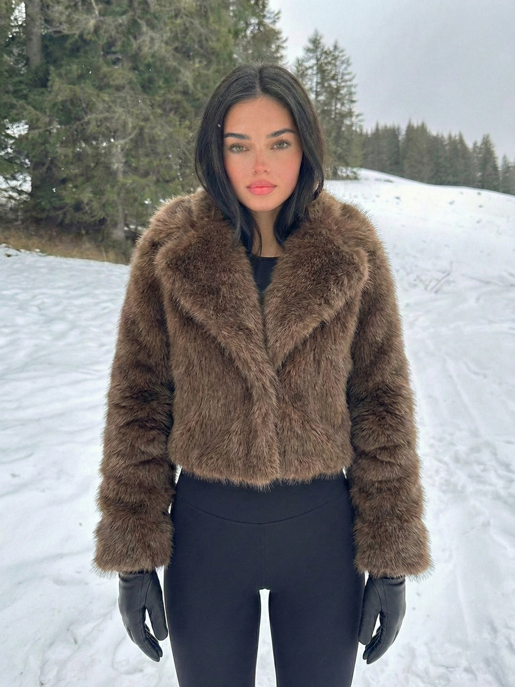 Ayla | Veste courte en fausse fourrure à large col Brun | FormaLuxe