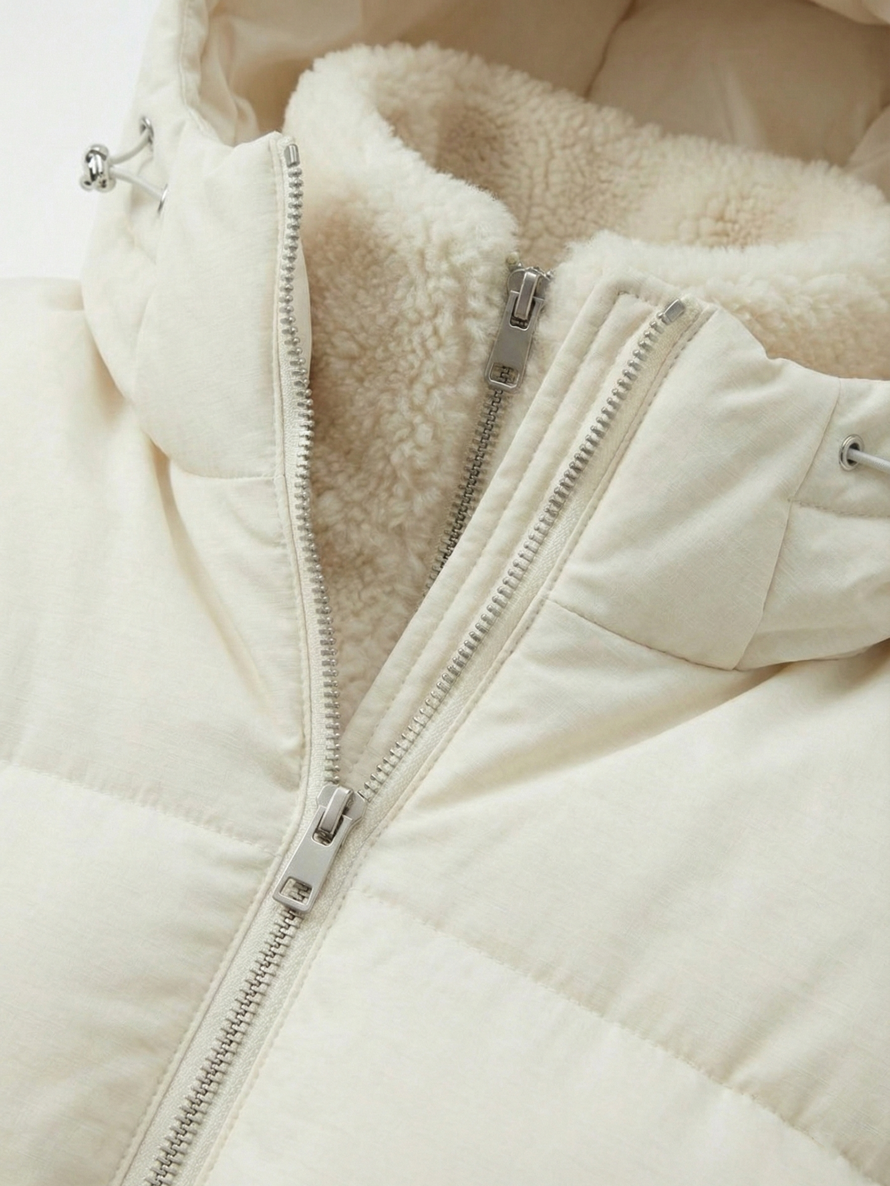 Joane | Doudoune courte à capuche avec doublure en peluche Blanc | FormaLuxe