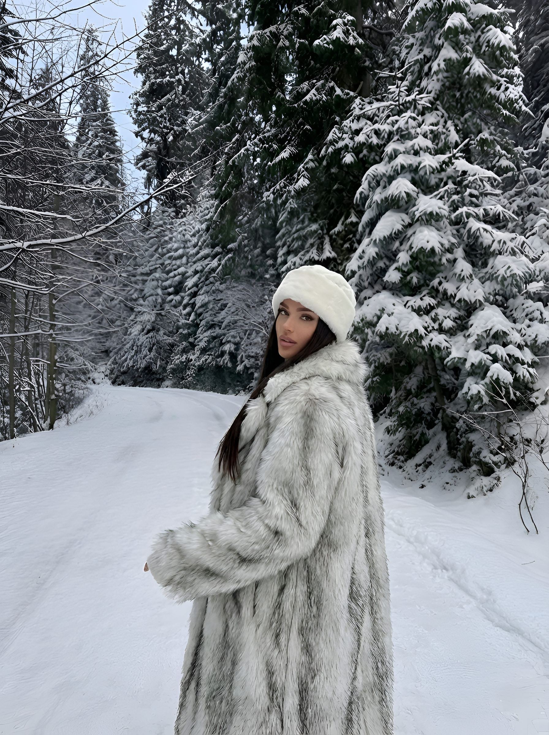 Aliza | Manteau long en fausse fourrure tendance Blanc cassé | FormaLuxe