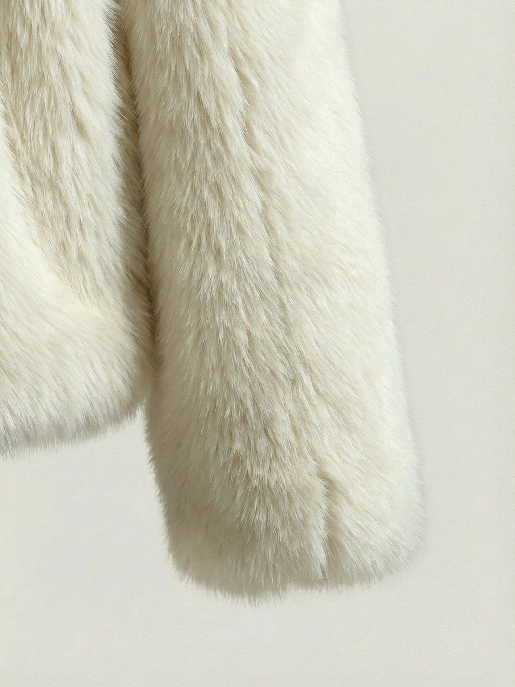 Athena | Manteau tendance à capuche en fausse fourrure Blanc | FormaLuxe