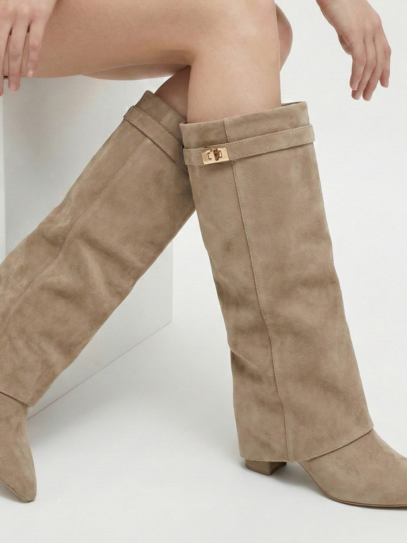Bottes hautes en daim pour femmes, tige droite fine et bout pointu Noir | FormaLuxe