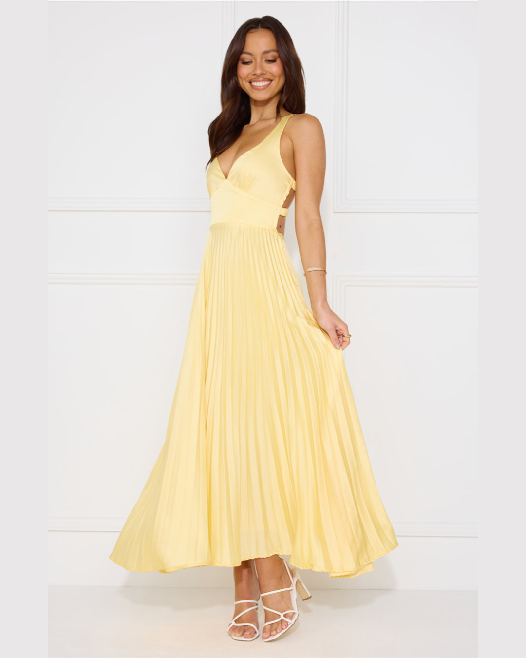 Lucy | Maxikleid mit Plissee und V-Ausschnitt Yellow | FormaLuxe