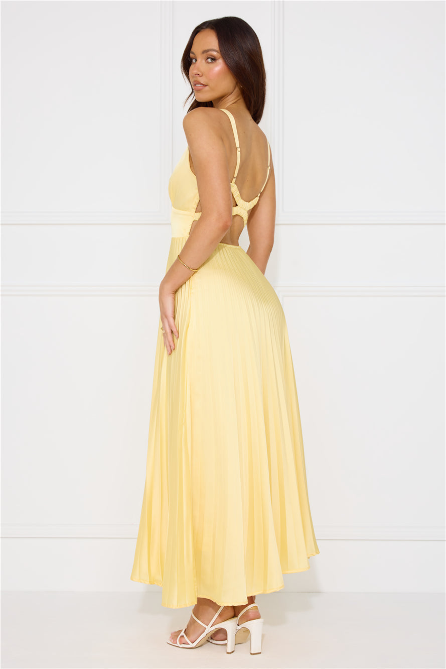 Lucy | Maxikleid mit Plissee und V-Ausschnitt Yellow | FormaLuxe
