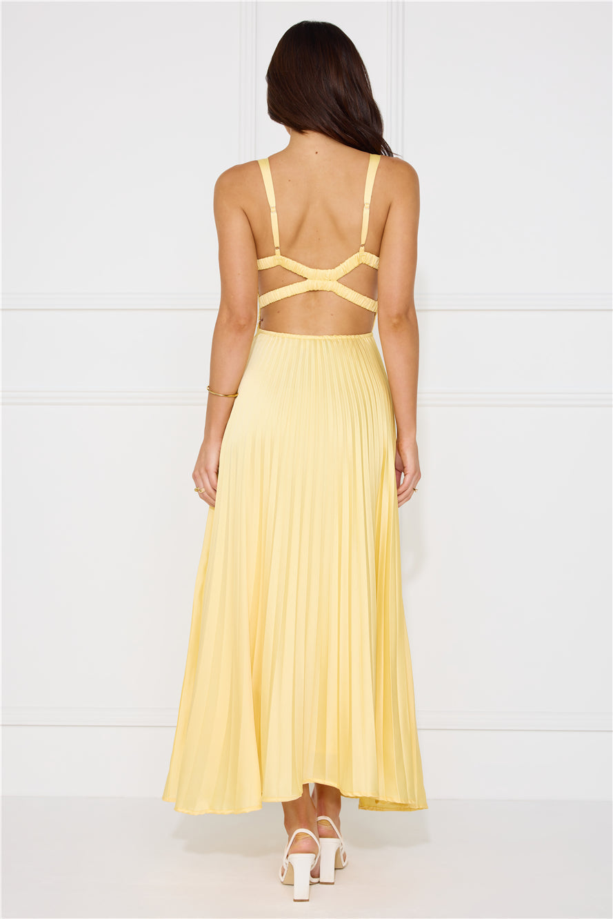 Lucy | Maxikleid mit Plissee und V-Ausschnitt Yellow | FormaLuxe