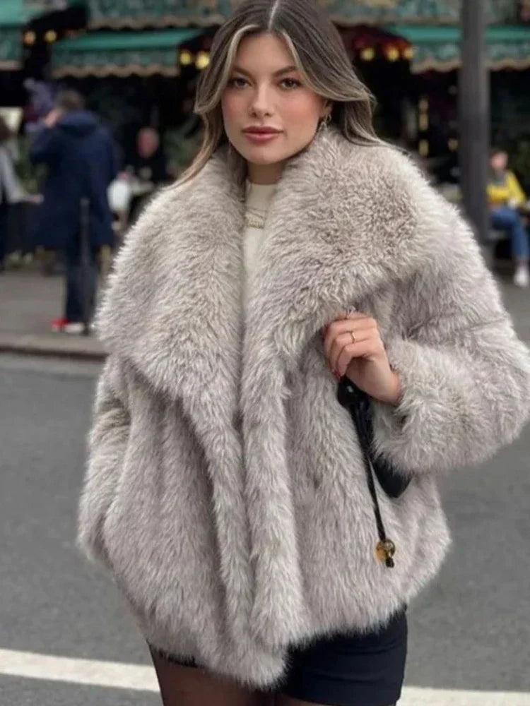 Anouk - Luxe Fluffy Jas Beige – Cosy Fall Vibes | FormaLuxe