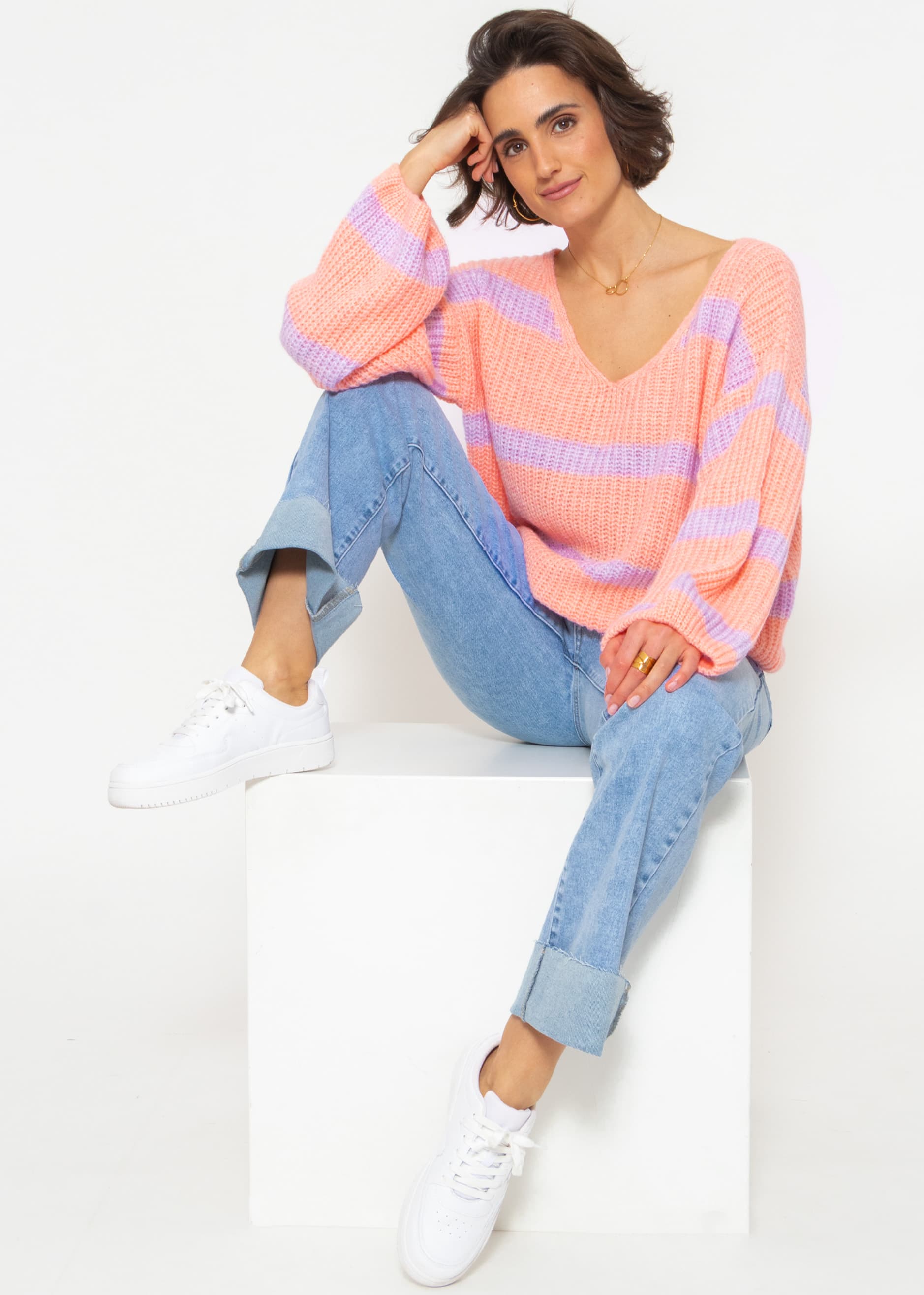 Eleganter Frühlings-Pullover mit V-Ausschnitt - Pfirsich-Flieder Streifen – Clothing > Sweaters | FormaLuxe