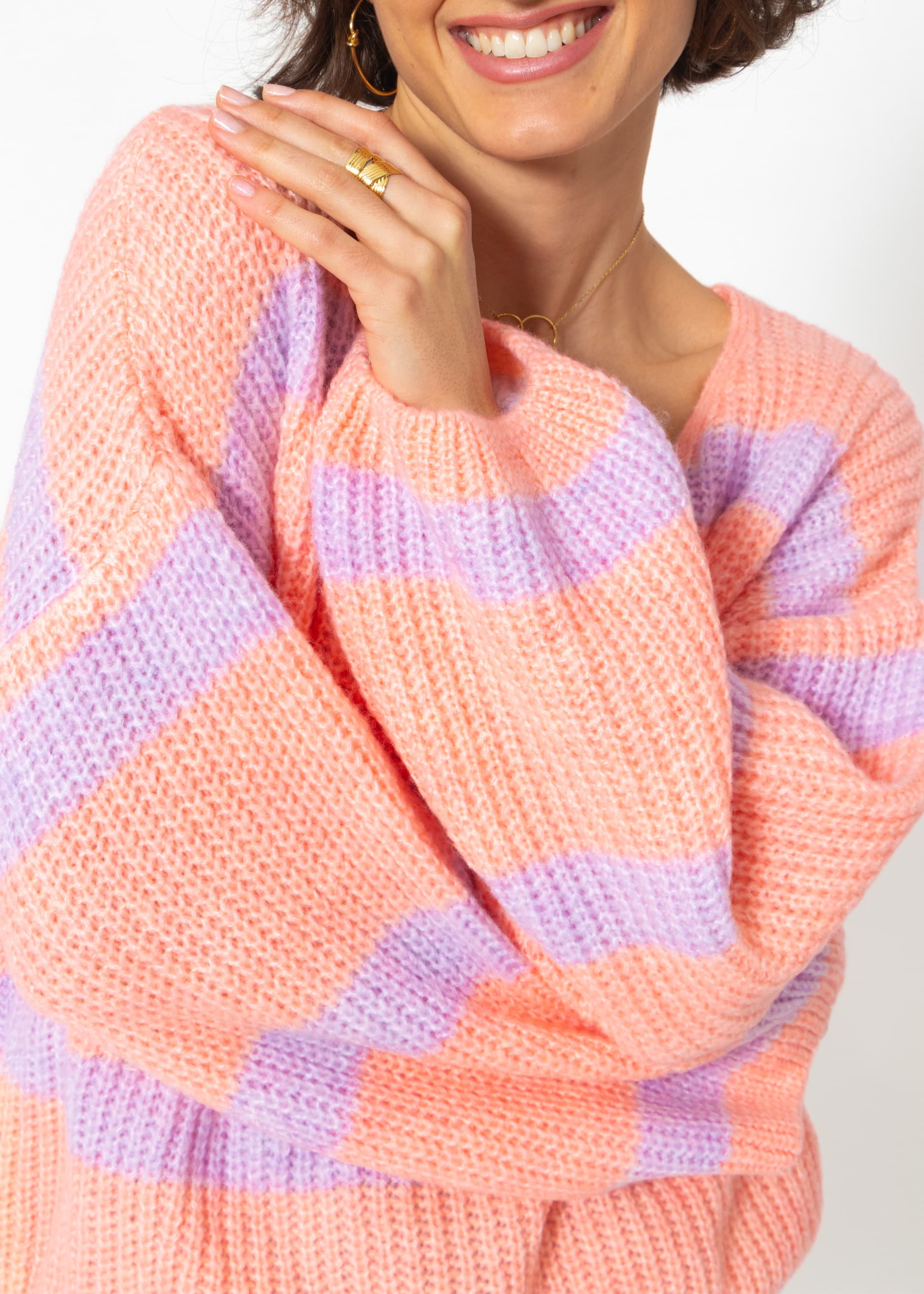 Eleganter Frühlings-Pullover mit V-Ausschnitt - Pfirsich-Flieder Streifen – Clothing > Sweaters | FormaLuxe