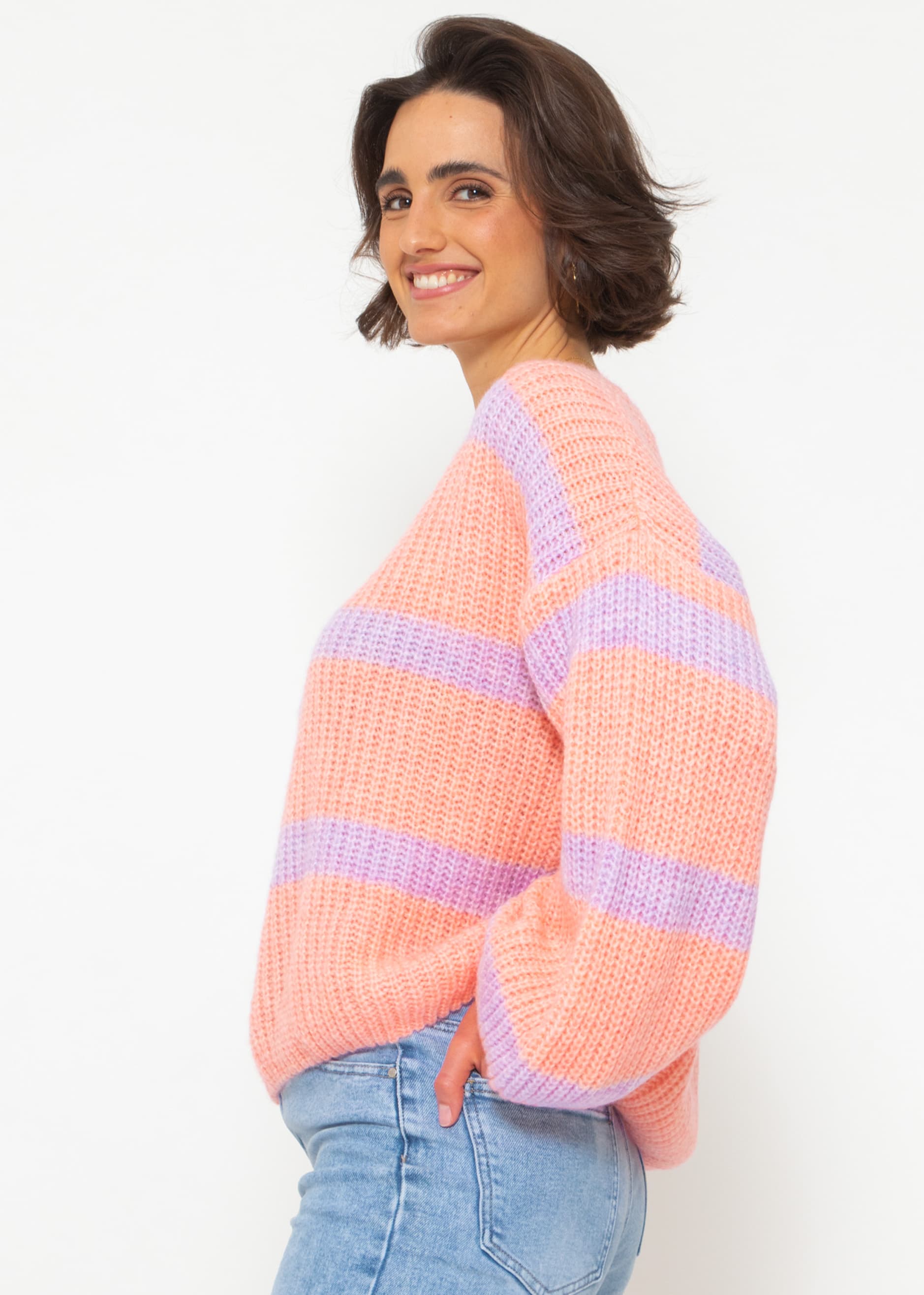 Eleganter Frühlings-Pullover mit V-Ausschnitt - Pfirsich-Flieder Streifen – Clothing > Sweaters | FormaLuxe
