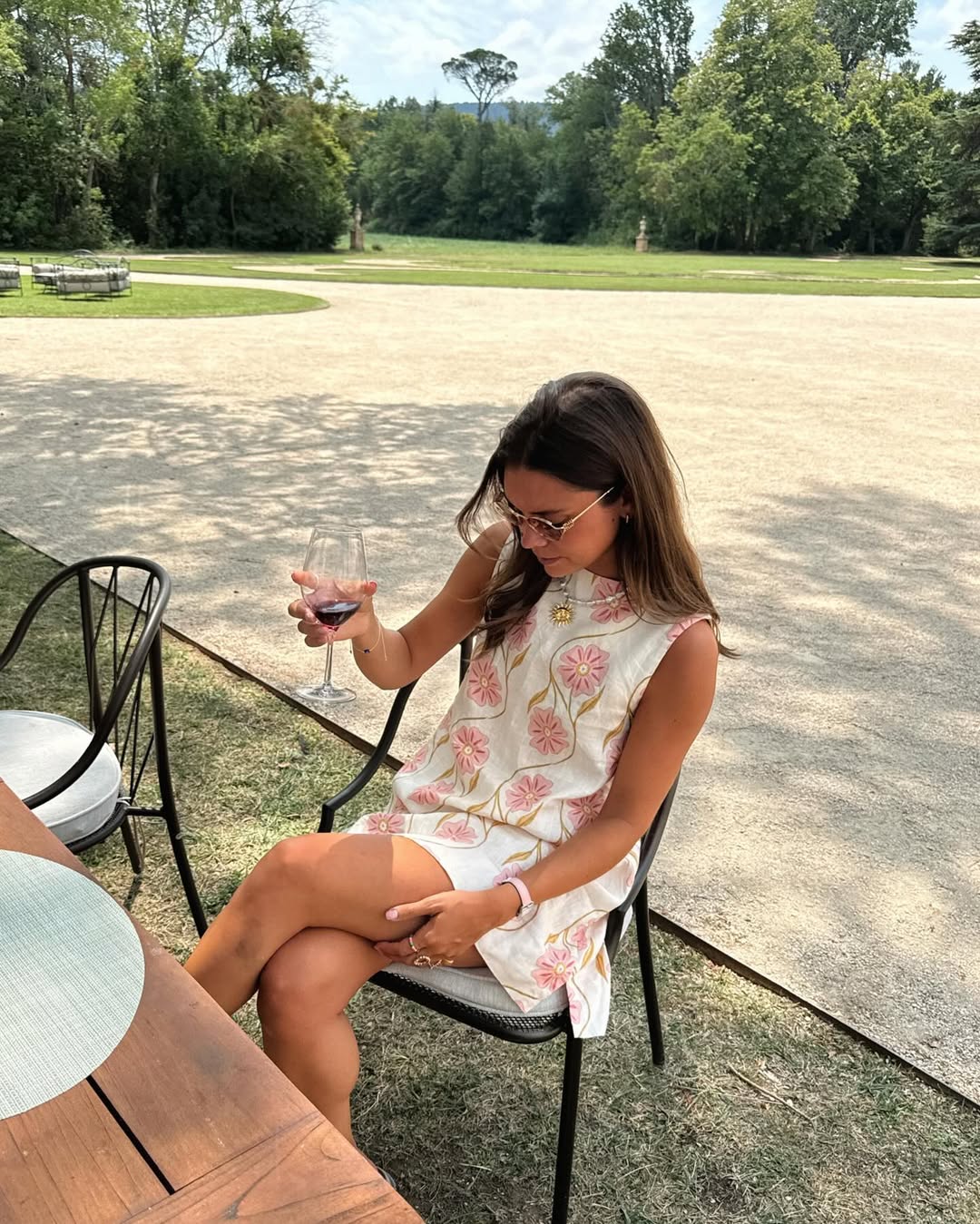 Nicole | Ärmelloses kurzes Kleid mit Printmuster Weiß | FormaLuxe