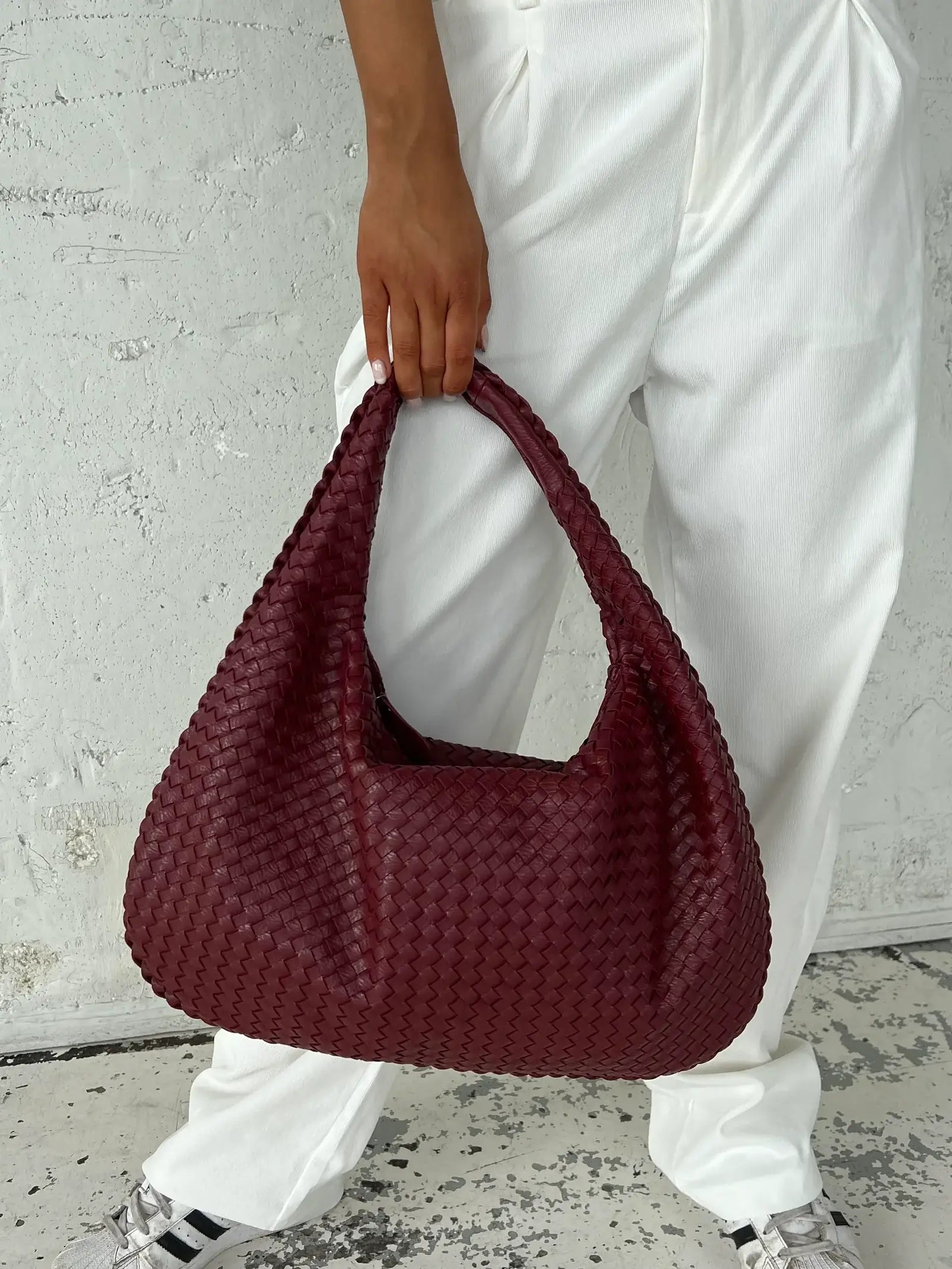 Curlew | Woven Large Shoulder Bag Black | FormaLuxe