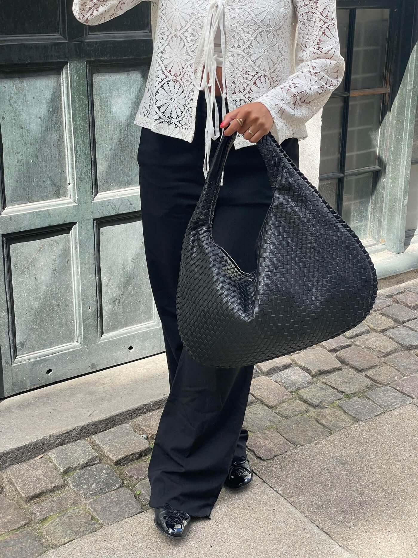 Curlew | Woven Large Shoulder Bag Black | FormaLuxe