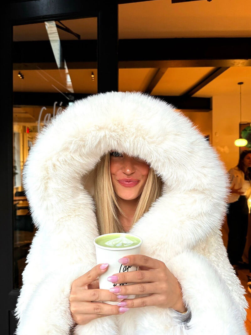 Athena | Manteau tendance à capuche en fausse fourrure Blanc | FormaLuxe