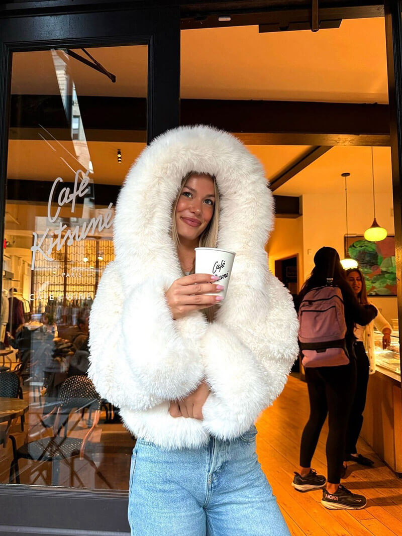 Athena | Manteau tendance à capuche en fausse fourrure Blanc | FormaLuxe