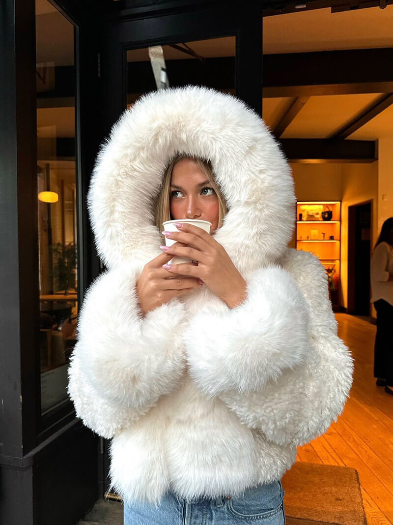 Athena | Manteau tendance à capuche en fausse fourrure Blanc | FormaLuxe