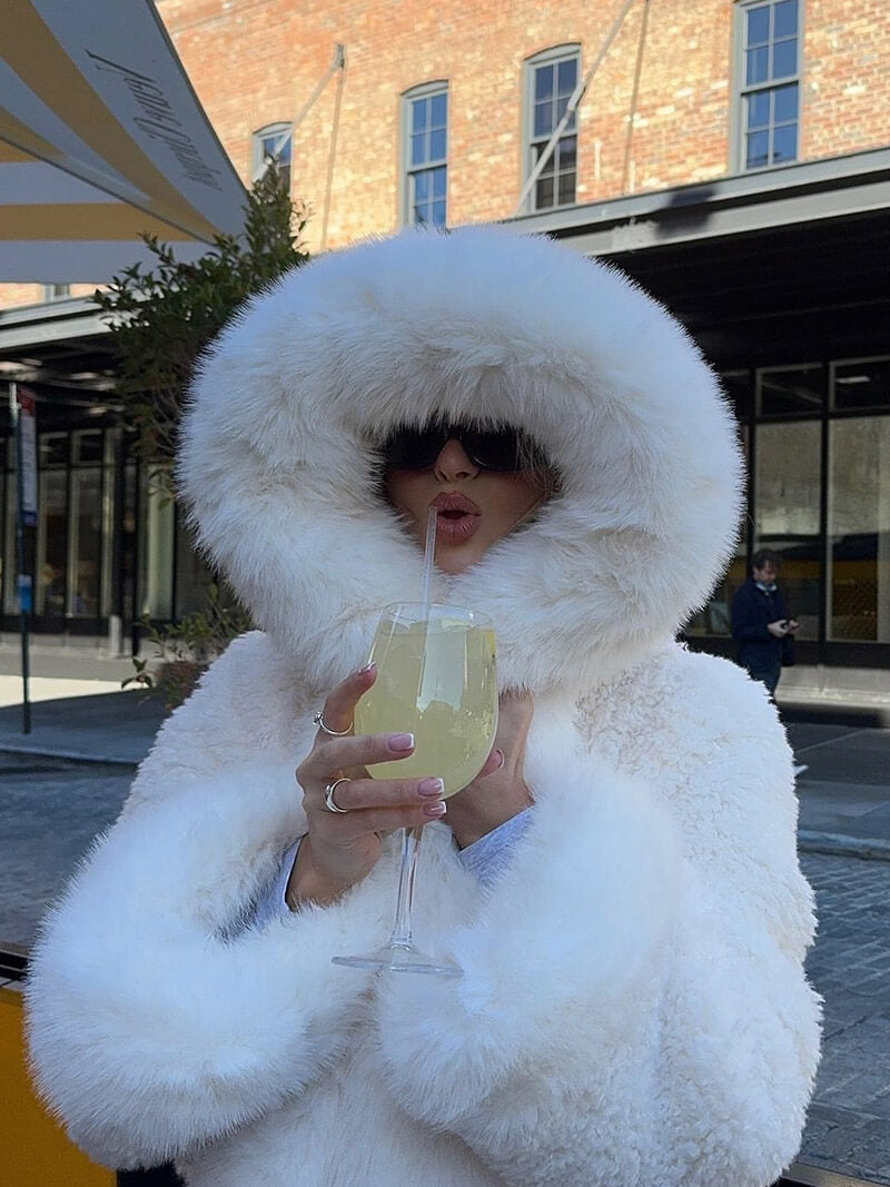 Athena | Manteau tendance à capuche en fausse fourrure Blanc | FormaLuxe