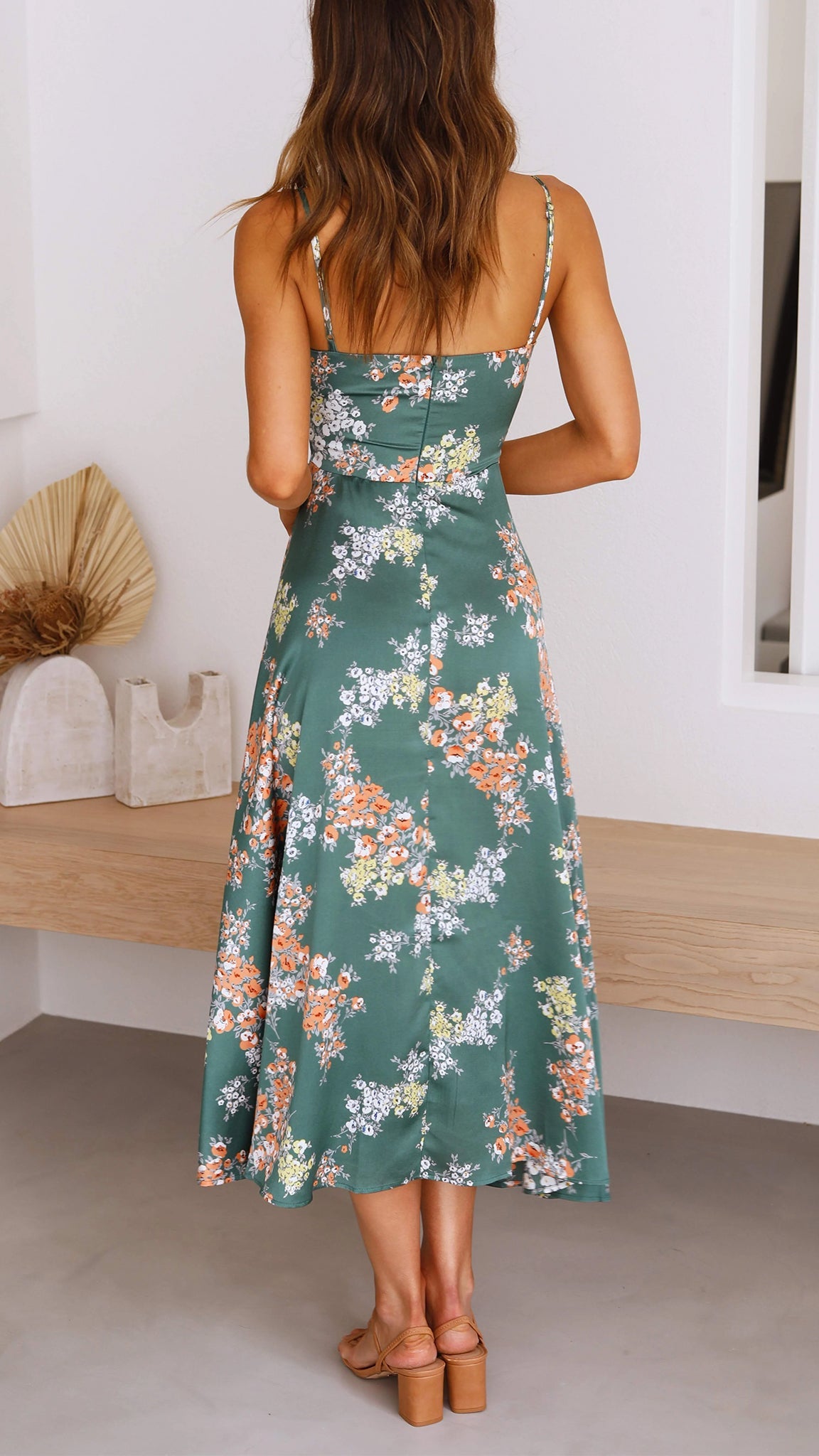 Myla | Satin-Midikleid mit Blumenmuster und Schlitz Dunkelgrün | FormaLuxe