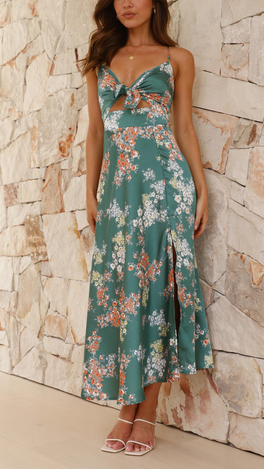 Myla | Satin-Midikleid mit Blumenmuster und Schlitz Dunkelgrün | FormaLuxe