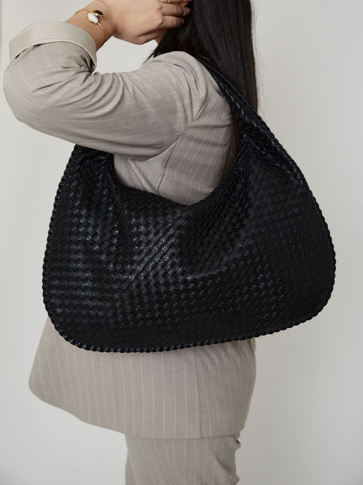 Curlew | Woven Large Shoulder Bag Black | FormaLuxe