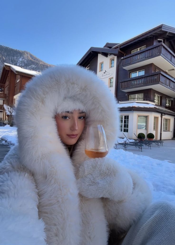 Athena | Manteau tendance à capuche en fausse fourrure Blanc | FormaLuxe