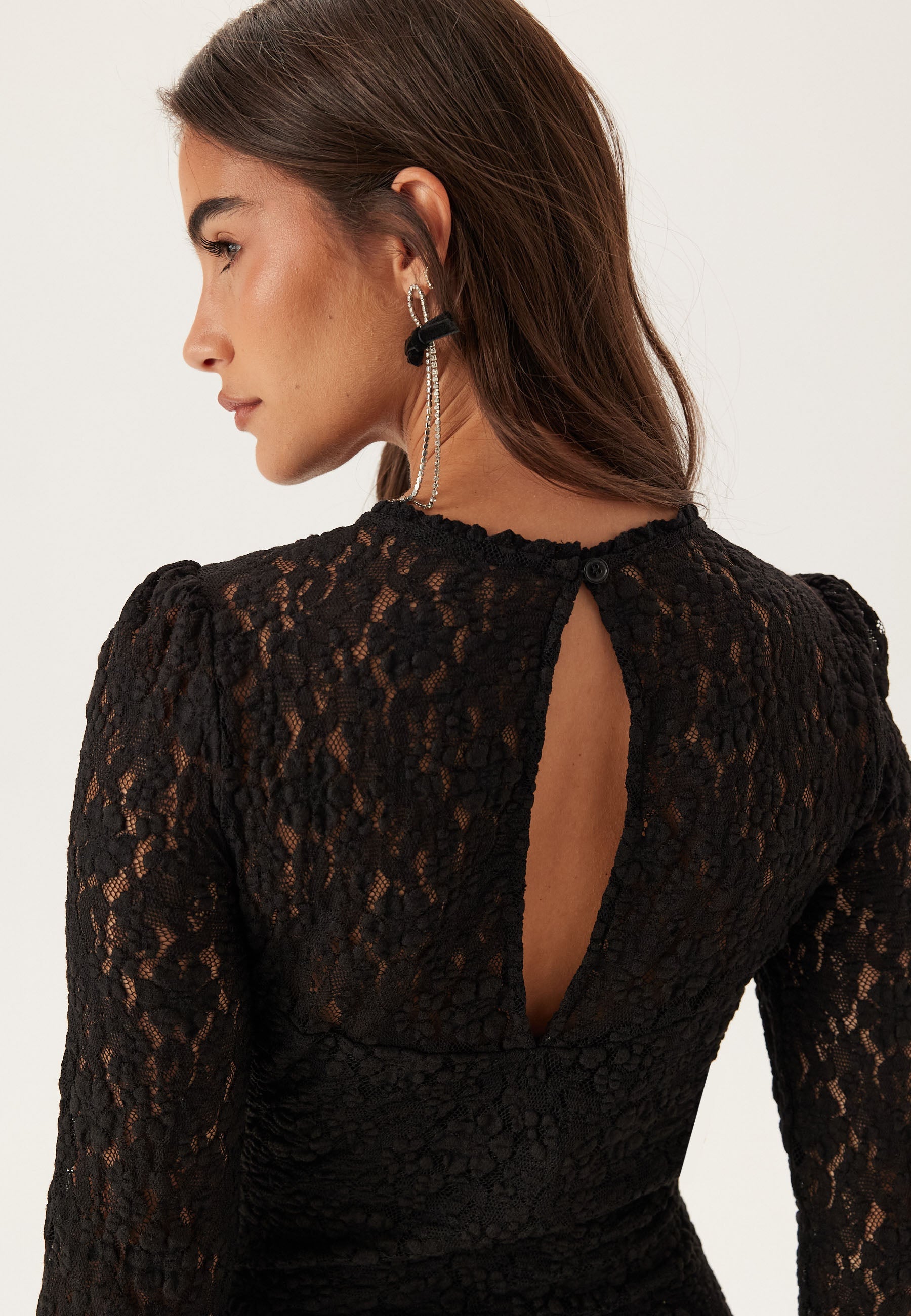 Maxikleid mit Rüschen und Spitzenbesatz und langen Ärmeln – Clothes | FormaLuxe