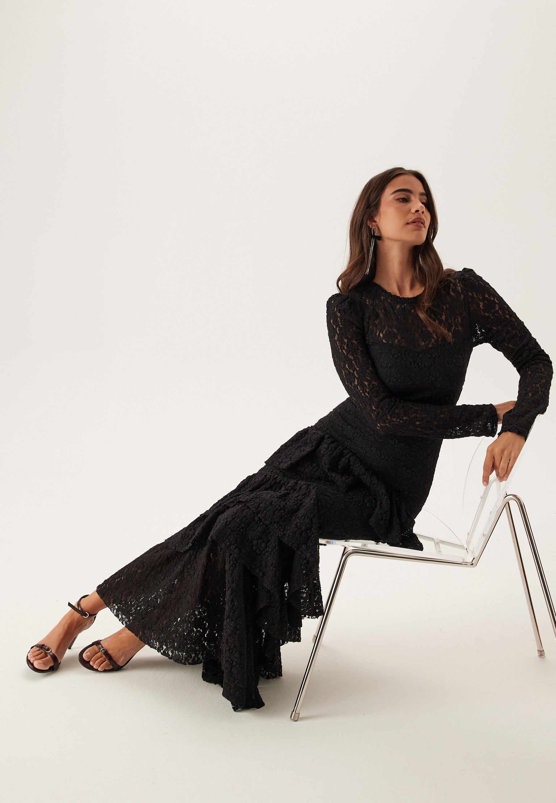 Maxikleid mit Rüschen und Spitzenbesatz und langen Ärmeln – Clothes | FormaLuxe