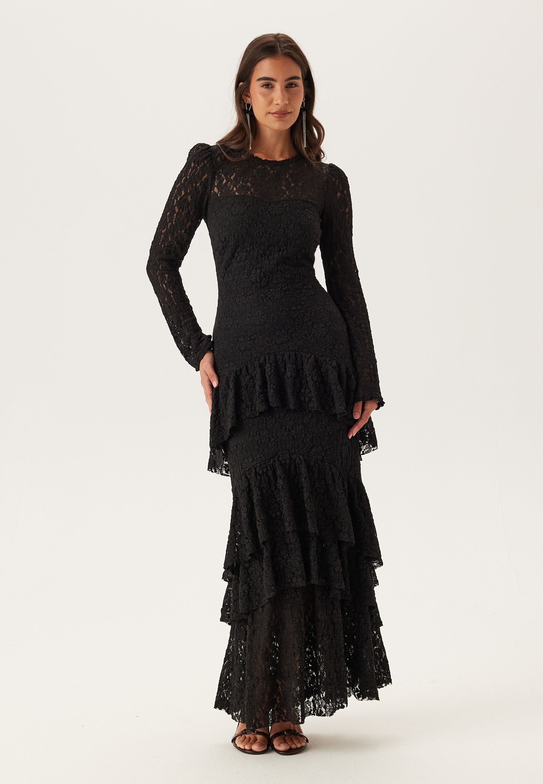 Maxikleid mit Rüschen und Spitzenbesatz und langen Ärmeln – Clothes | FormaLuxe