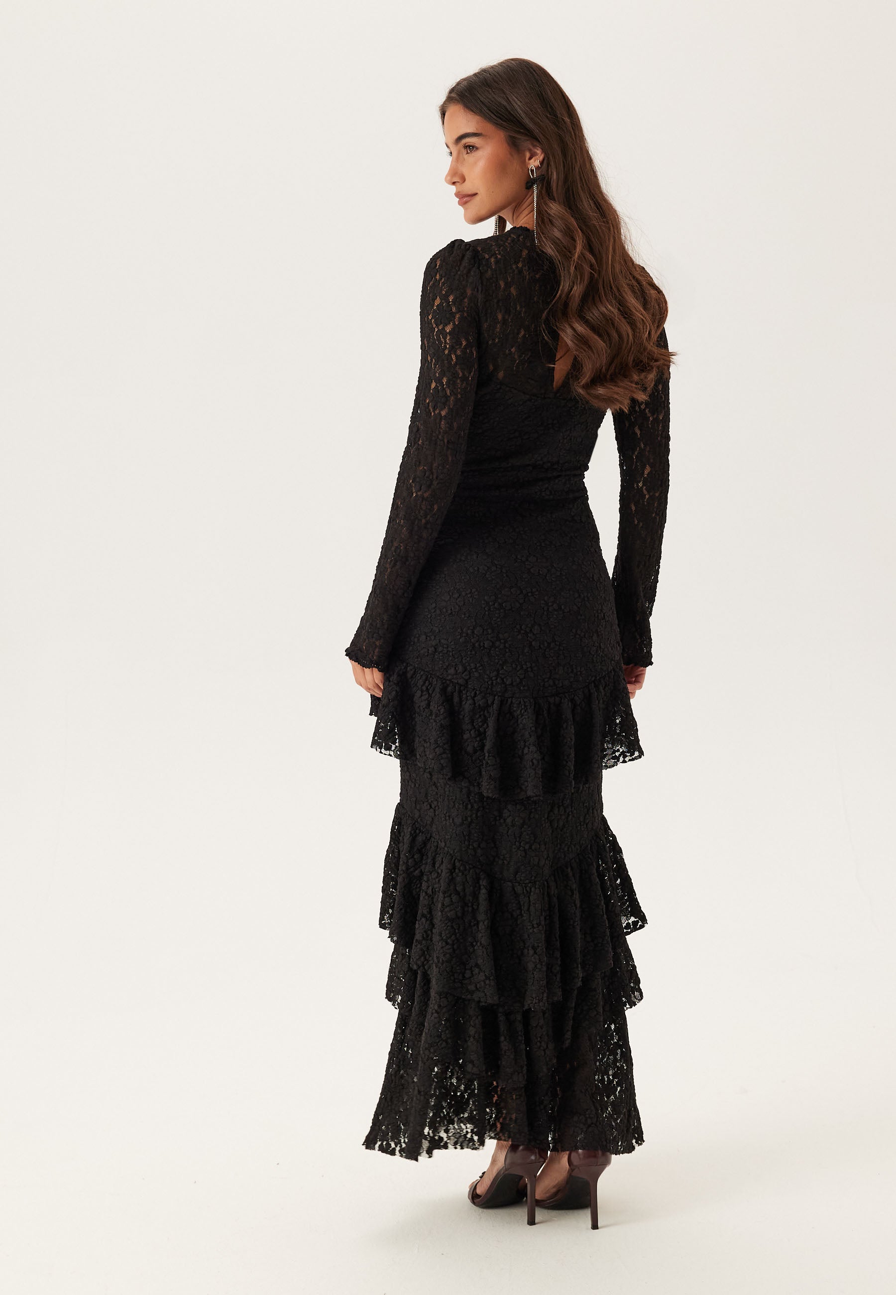 Maxikleid mit Rüschen und Spitzenbesatz und langen Ärmeln – Clothes | FormaLuxe
