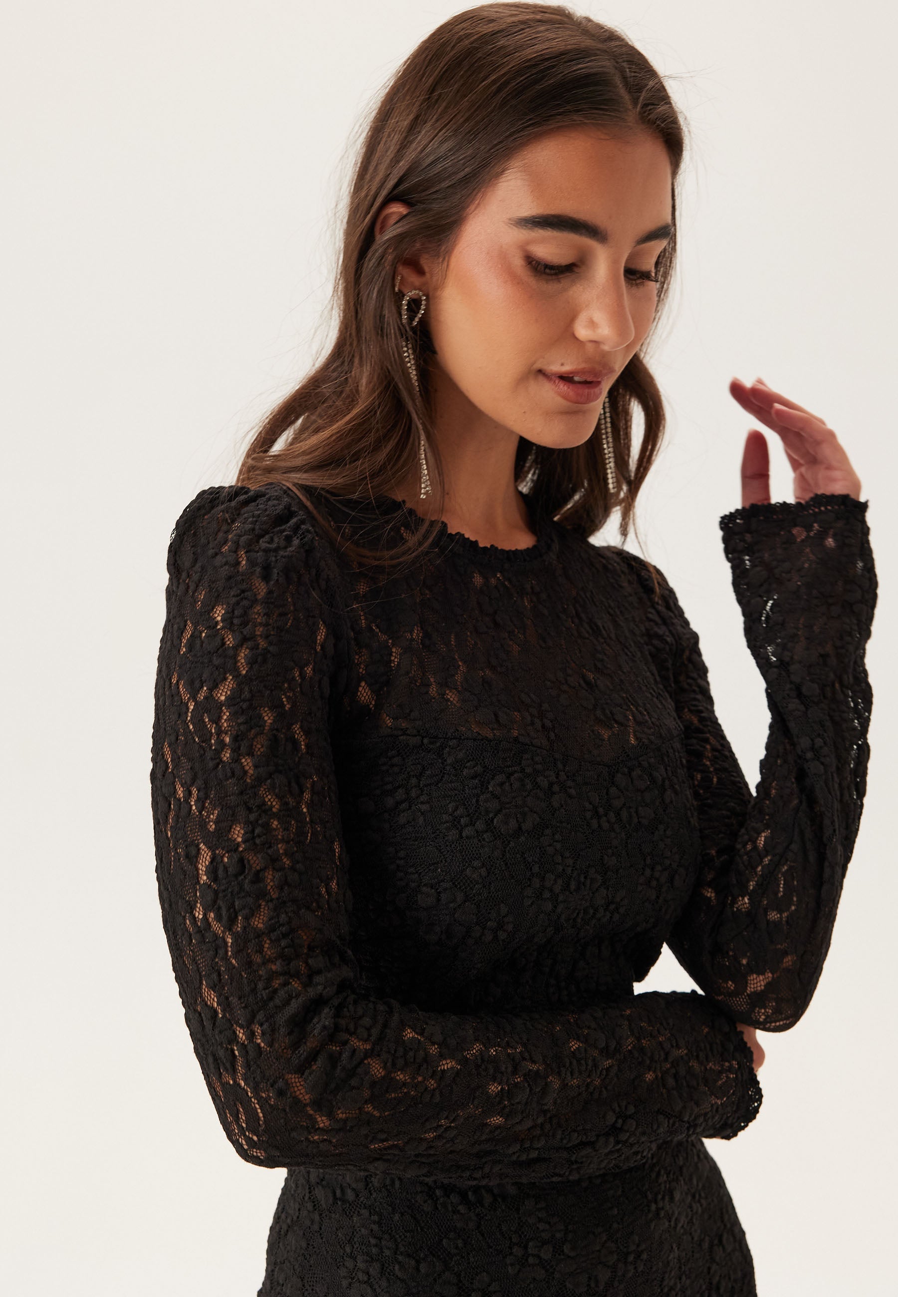 Maxikleid mit Rüschen und Spitzenbesatz und langen Ärmeln – Clothes | FormaLuxe