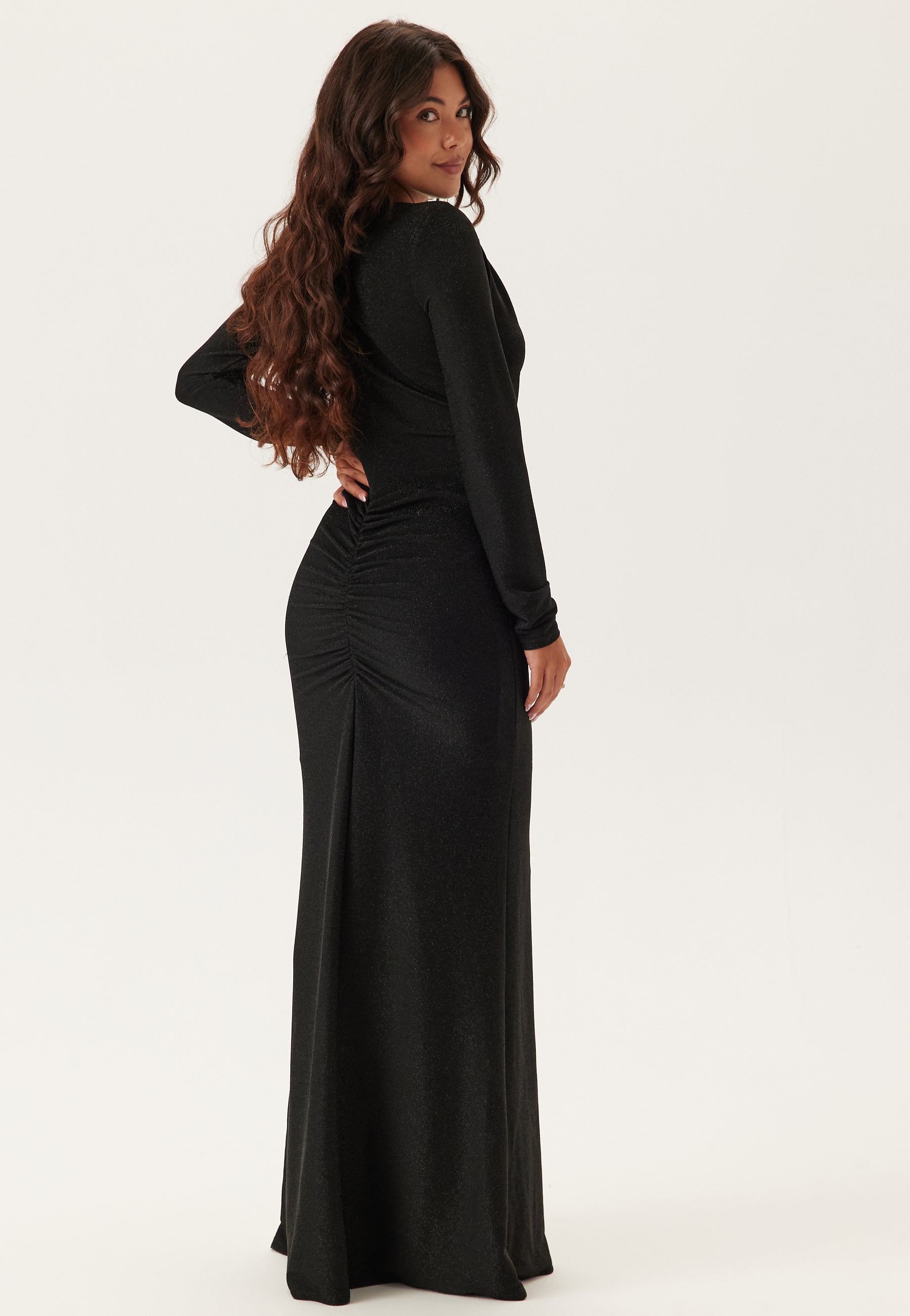 Funkelndes Kleid mit tiefem V-Ausschnitt und Schlitz | FormaLuxe